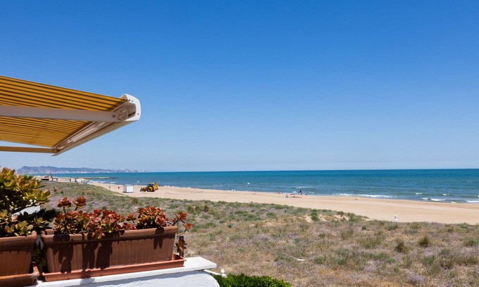Xeraco Apartment | Beachfront Bliss at The Xeraco Apartment with Spa & Breakfast