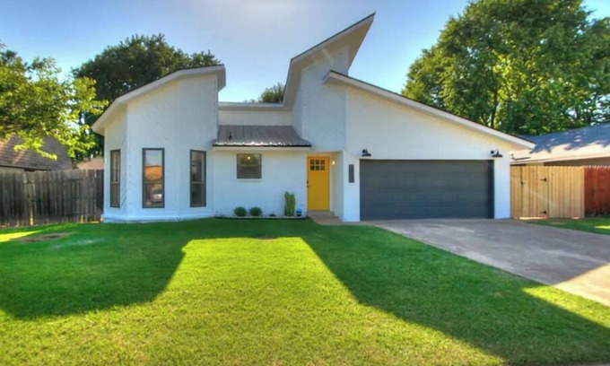 Norman House | Exceptional Amenities at The Yellow Door - West Side Retreat