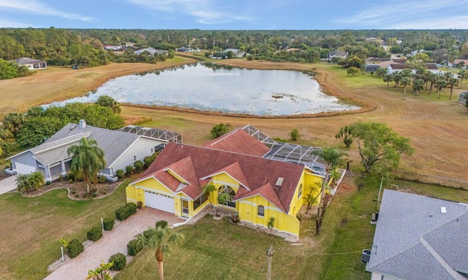 Eisenhower House | Experience Scenic Views at The Yellow Home by the Lake
