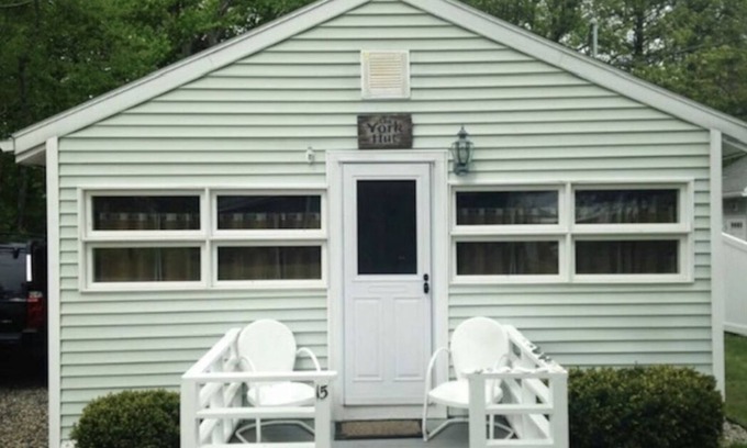 York Beach Cottage | Updated York Hut: Steps from Long Sands Beach & Ocean Views