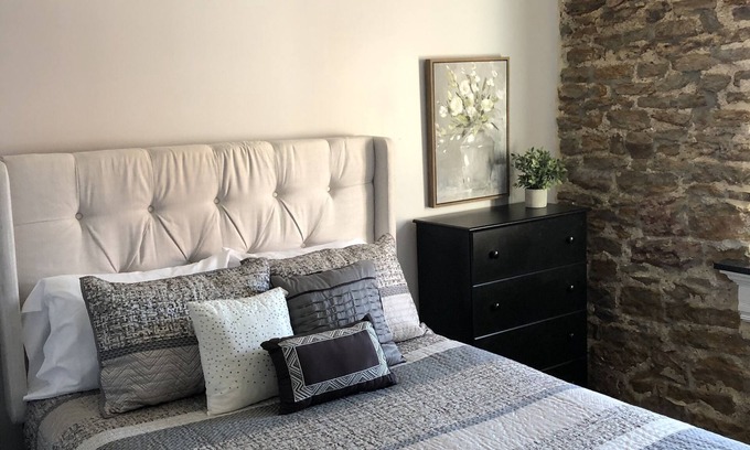 Iola Apartment | Historic Zahn Suite in Iola with Pool & Breakfast Awaits
