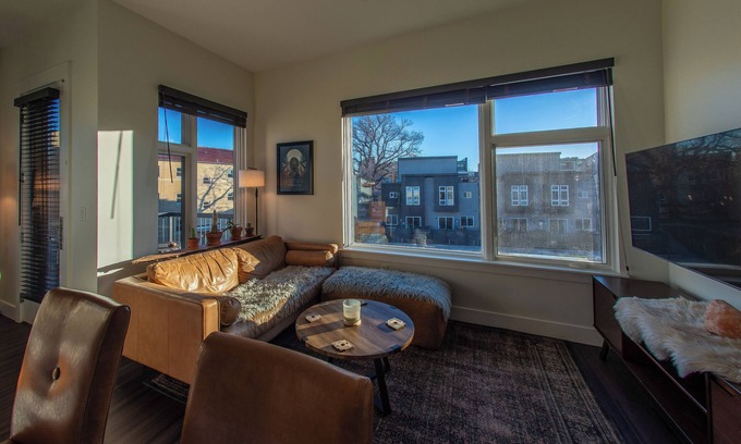 Berkley Condo | Discover The Zen Den - A Tranquil City Oasis Awaits You