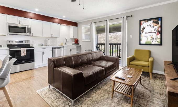 Northgate Apartment | Discover Erin Ashley: Ideal Location with Comfy King Bed
