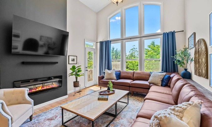 Swannanoa House | Exclusive Guest Perks: Movie Room, Hot Tub & Firepit