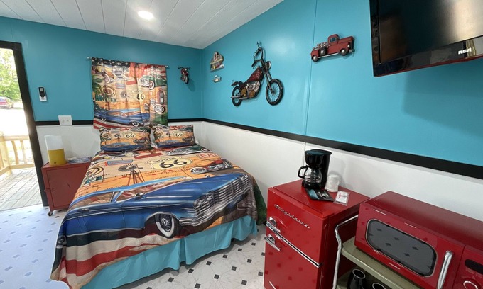 Thackerville Cabin | Cozy Theme Cabin with Lake View and Family-Friendly Amenities