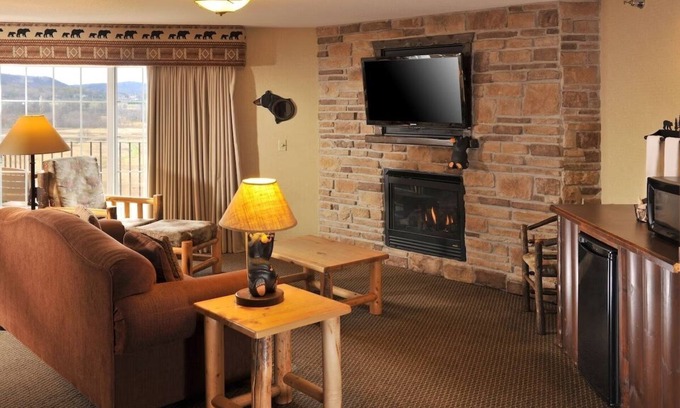 Onalaska Hotel | Relaxing Theme Suite with Whirlpool & Living Room at Stoney Creek