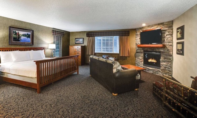 St. Joseph Hotel | Inviting Theme Suite with Whirlpool and Hot Tub at Stoney Creek