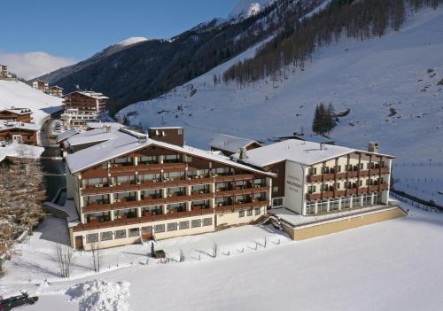 Hintertux Hotel | Relax at Thermal-Badhotel Kirchler with Ocean Views & Spa