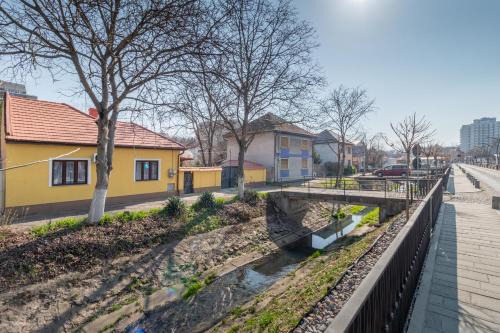 Baile Felix House | Family-Friendly Retreat at Thermalis Grove Entire House