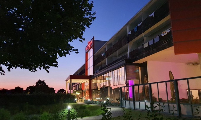 Lutzmannsburg Hotel | Relaxing Retreat at Thermenhotel All In Red with Spa & Pool