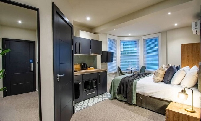 Thetford House | Thetford Hive Aparthotel Deluxe Suite 2