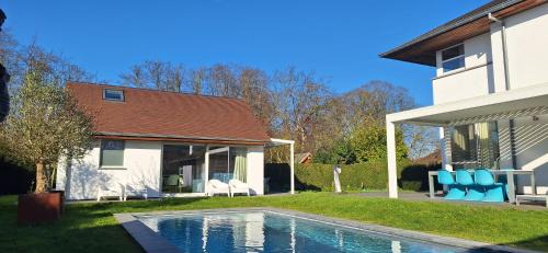 Gistel House | Inviting Stay at Thibault1: Poolside Comfort & 9.1 Rating