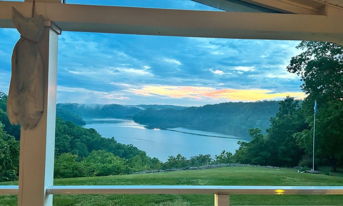 Albany House | tHidden Gem on Dale Hollow Lake– Breathtaking Views & Spacious, Secluded Comfort