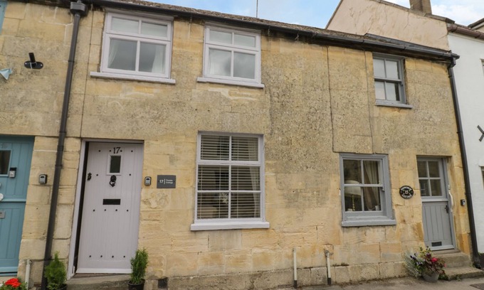 Winchcombe Cottage | Cozy Thimble Cottage: Pet Friendly with Open Fire in Winchcombe