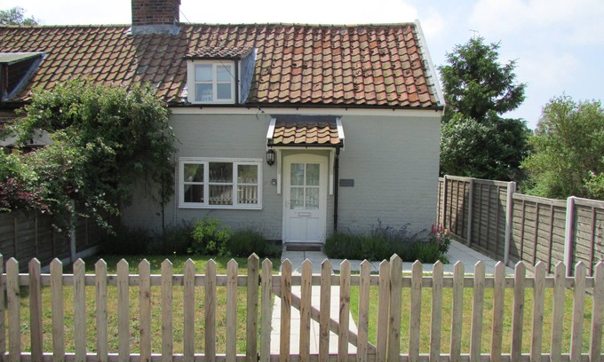 Knodishall Cottage | Cozy Thimble Cottage: Pet-Friendly Retreat for 3 Guests