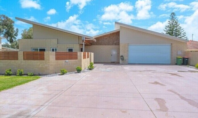 Lancelin House | Romantic Coastal Escape with Hot Tub & Pet-Friendly Amenities