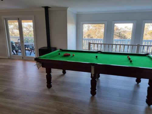 Wentworth Falls House | Enchanting Thira in the Mountains with Hot Tub & Kitchen