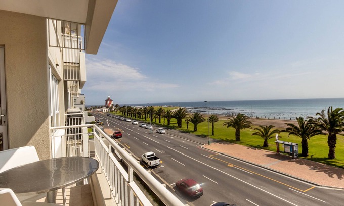 Mouille Point Apartment | Cozy Sea-Facing Apartment with Balcony and Pool Access