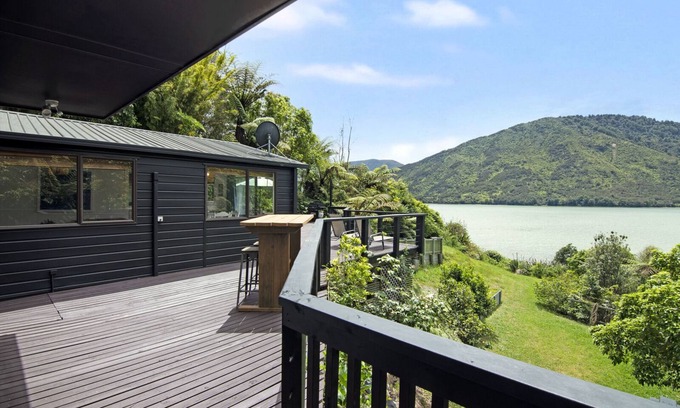 Havelock House | Inviting Thirsty Weta Belvue - Ideal Havelock Getaway