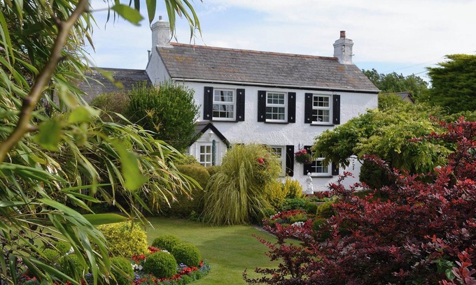 Newquay Cottage | Historic Farmhouse for Family Fun by the Seaside