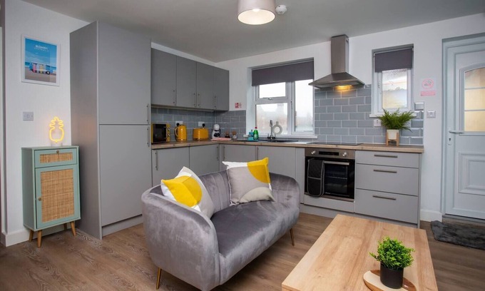Whitley Bay Apartment | Cozy Oceanfront Apartment with Kitchen in Tyne and Wear