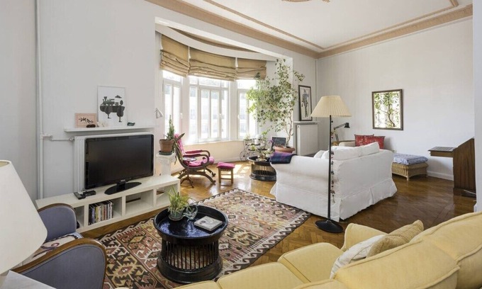 Gumussuyu Mahallesi Apartment | This apartment is a 2 bedroom(s), 1.5 bathrooms, located in Beyoğlu, İstanbul.