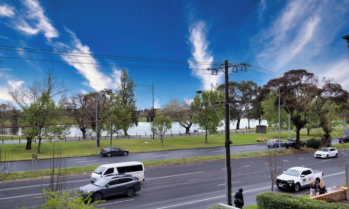 Melbourne Apartment | This apartment is a 2 bedroom(s), 2 bathrooms, located in Melbourne, VIC.