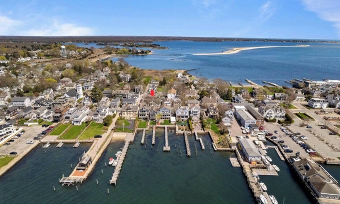Stonington Apartment | This apartment is a 1 bedroom(s), 1 bathrooms, located in Stonington, CT.