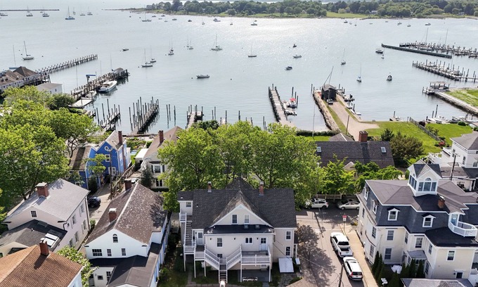 Stonington Apartment | This apartment is a 2 bedroom(s), 1 bathrooms, located in Stonington, CT.
