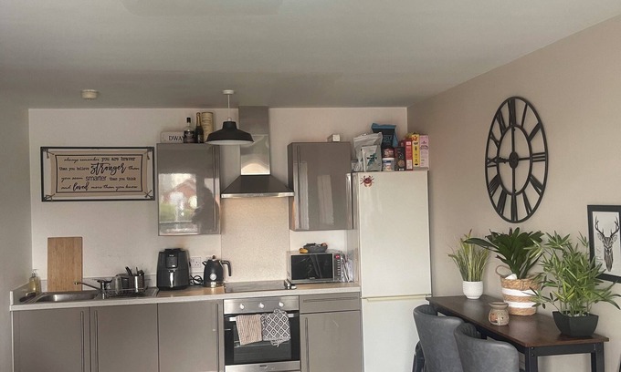 Salford Apartment | Unforgettable Stay: Guest Rated 10/10 with Kitchen & Breakfast