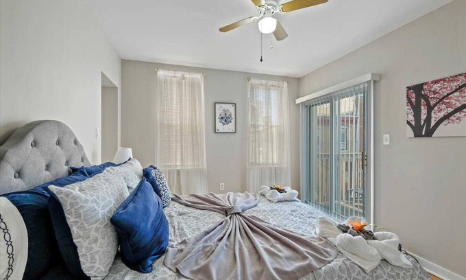 Graduate Hospital Apartment | Cozy 1-Bedroom Apartment in Philadelphia with Spa Access