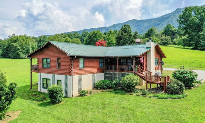 Townsend Cabin | Mountain View Cabin with Hot Tub, Pool Access & High Ratings
