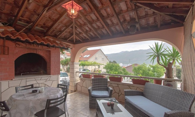 Medvinjak Apartment | This beautiful house is located on a hill and in Medvinjak, a suburb of Korcula.