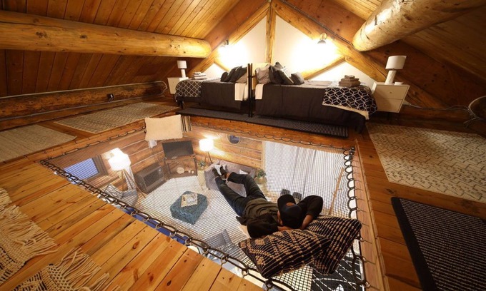College Cabin | Inviting Log Cottage with Lake View & Spa Amenities