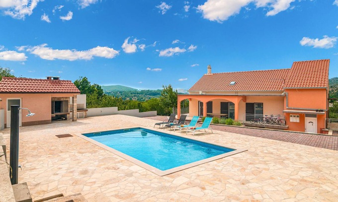 Municipality of Klis House | This beautiful vacation home with pool is located in the small village of Br.