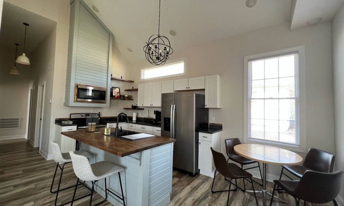 Gas City House | Cozy 2-Bedroom Bungalow in Gas City, IN with Kitchen & Breakfast