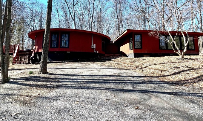 The Woods Cabin | This cabin is a 3 bedroom(s), 2 bathrooms, located in Hedgesville , WV.