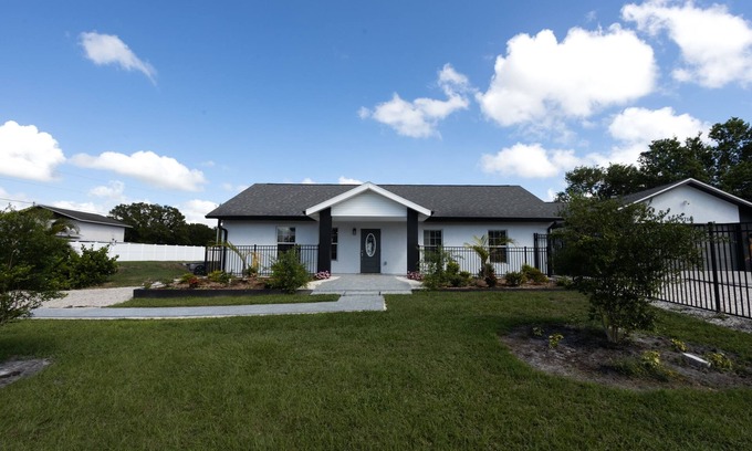 Braden River House | Perfectly Located Parrish Retreat with Spa & Breakfast