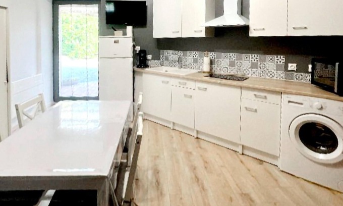 Coulon House | Cozy Nature Retreat with Spa and Breakfast Included