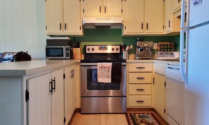 Dillon Condo | Cheery Condo with Pool and Spa Awaits Your Arrival