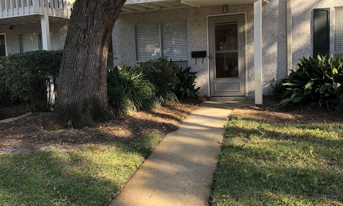 Demere Park Condo | Convenient Condo Steps from the Pier and Dining Options