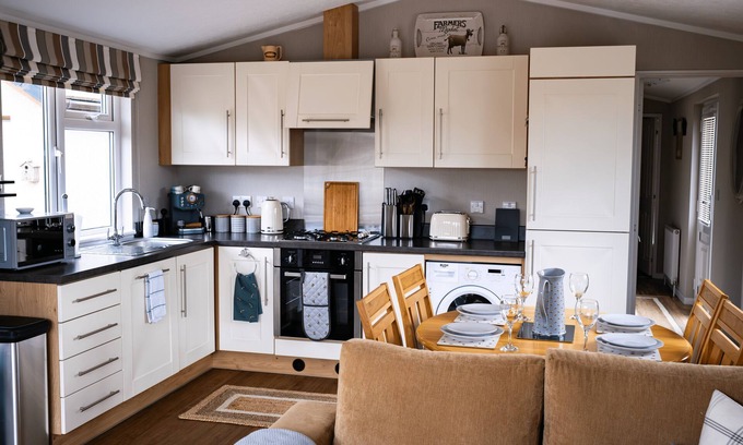 Forfar Cabin | This cosy lodge is located within a caravan community. Pet-Friendly!