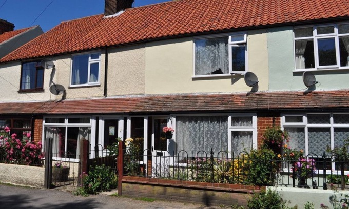 Sheringham Cottage | Charming Cottage Steps from Beeston Common and Beach