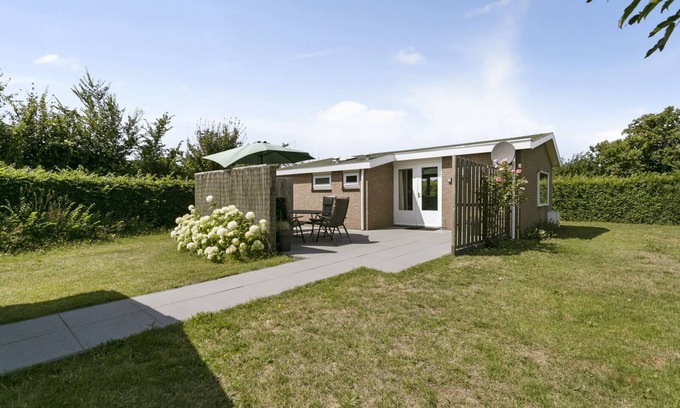 Ouddorp House | Experience Bliss: Pet-Friendly Bungalow with Ocean View