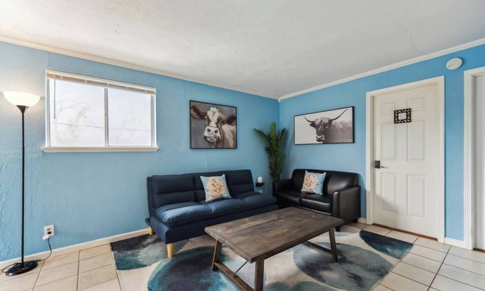 East MLK Apartment | This duplex is a 2 bedroom(s), 1 bathrooms, located in Austin, TX.