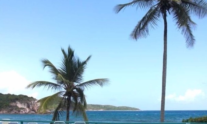 Bolongo Bay Condo | Oceanfront Studio Getaway for Couples - Rated 9.4/10!
