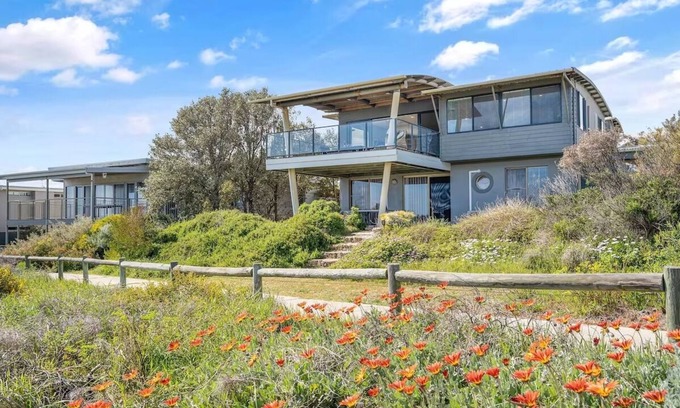 Peppermint Grove Beach House | This house is a 3 bedroom(s), 2 bathrooms, located in Peppermint Grove Beach, WA.