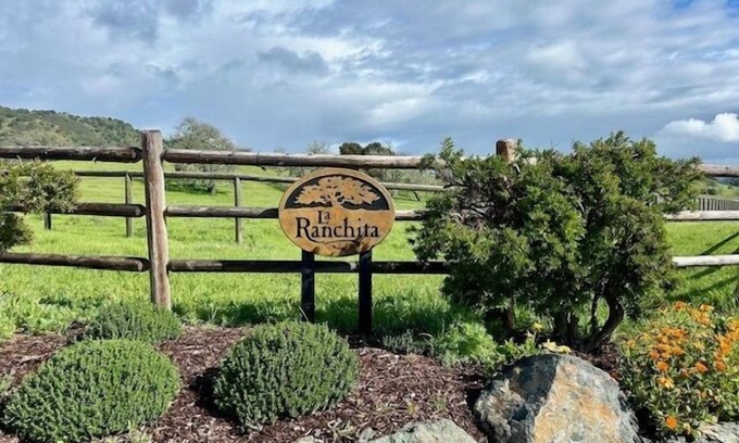 Arroyo Grande House | Charming 2 Bedroom Retreat in Arroyo Grande with Spa