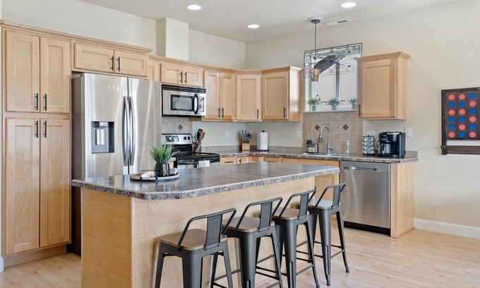 West Longview House | Beautiful 3-Bedroom Retreat with Pool and Spa in Longview