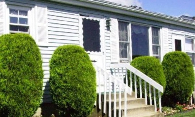 Eastward Look House | This house is a 3 bedroom(s), 1 bathrooms, located in Narragansett, RI.